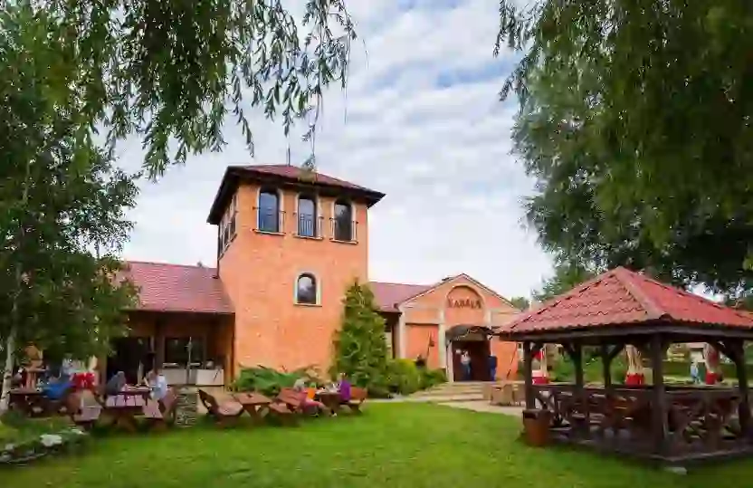 Hotel Ognisty Ptak - vue sur le bâtiment et le lac